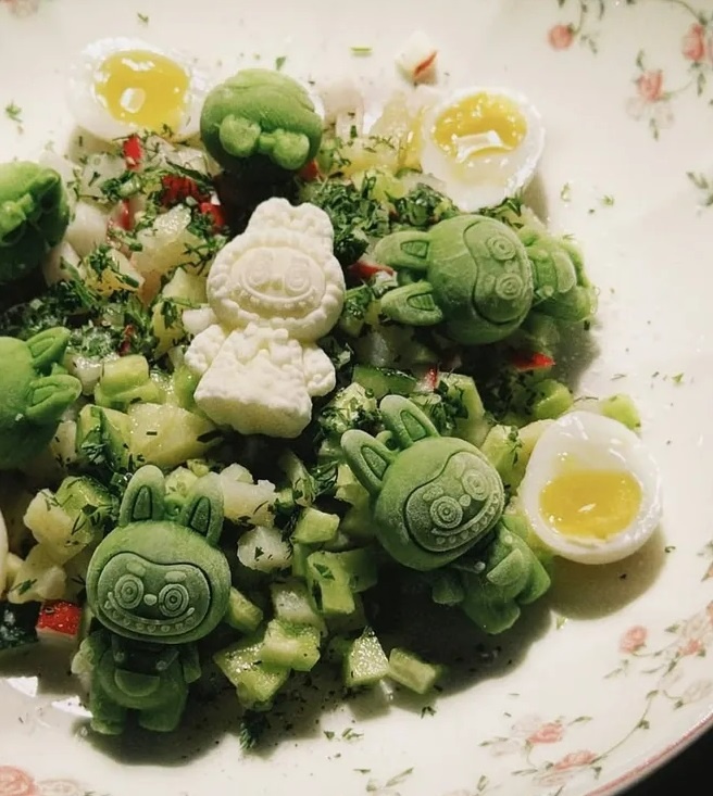 Источник фото: https://www.novochag.ru/obshchestvo/novosti/sup-iz-labubu-moskvichei-kormyat-samoi-zagadochnoi-okroshkoi-leta/?ysclid=mdiswfzm16701544284