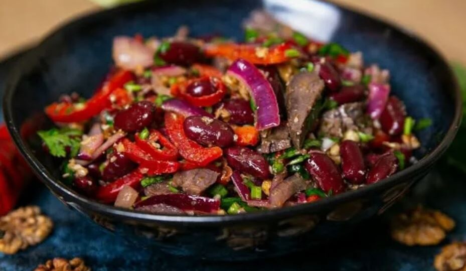 Салат "Взрыв кавказских ароматов" (отварная говядина, грецкий орех, пучок кинзы, хмели-сунели)