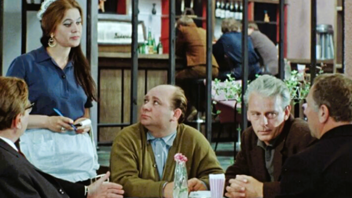 Отец Елены, Всеволод Сафонов в фильме "Белорусский вокзал". Фото из интернета)