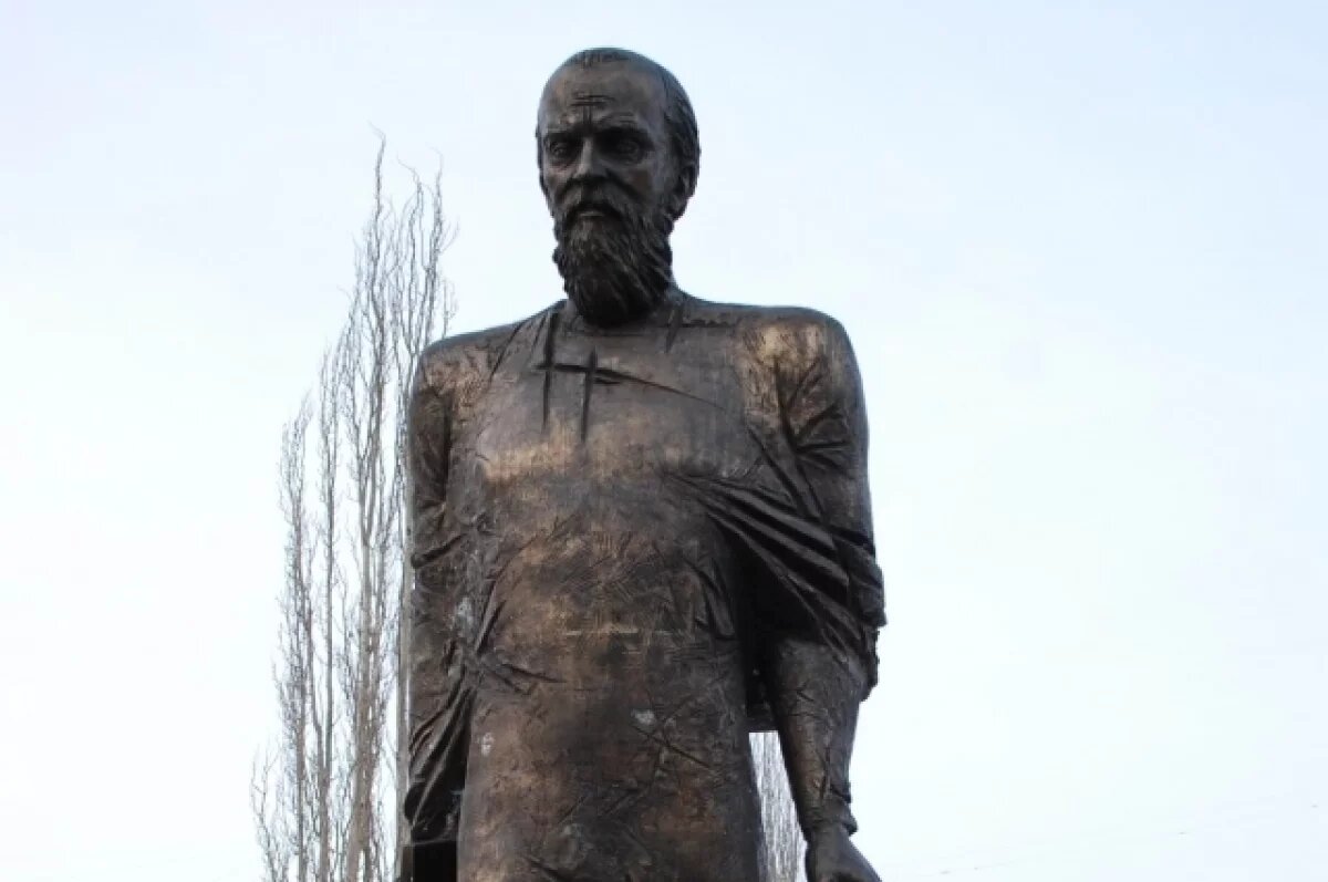    Памятник Достоевскому начали монтировать в центре Омска