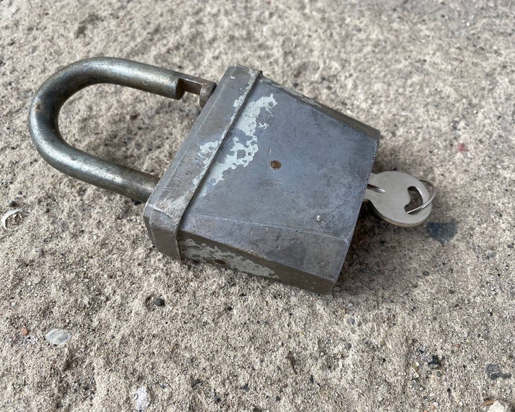     Курянин ударил охранника замком по голове из-за школьного забора