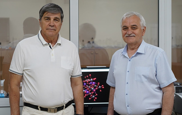    Руководитель проекта, доцент Московского инженерно-физического института Василий Корноухов и директор центра новых детекторных технологии регистрации нейтрино КБГУ Адам Пшуков  Пресс-служба КБГУ