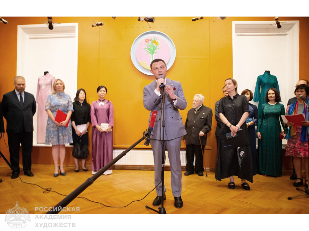 Президент Российской академии художеств Василий Церетели на официальном открытии выставки. Фото: Виктор Берёзкин, пресс-служба РАХ. 2025.