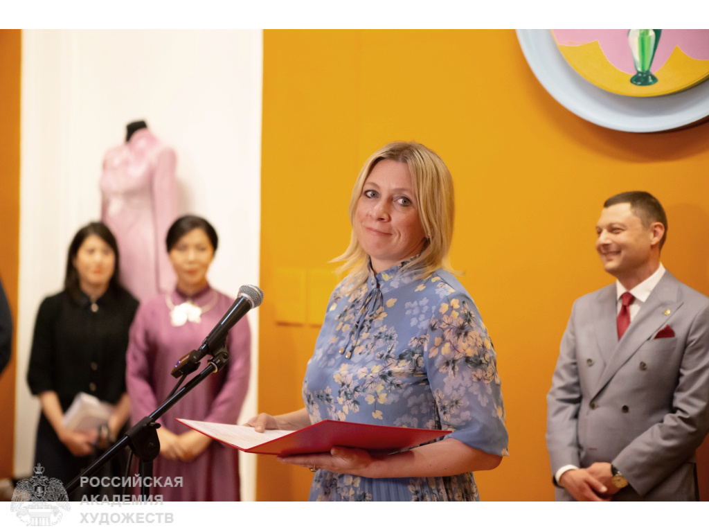 Директор департамента информации и печати Министерства иностранных дел Российской Федерации Мария Захарова на официальном открытии выставки. Фото: Виктор Берёзкин, пресс-служба РАХ. 2025.

