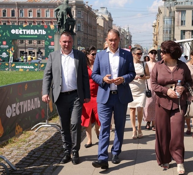    Глава Комитета по промышленной политике, инновациям и торговле Санкт‑Петербурга Александр Ситов (посередине) на открытии гастрономического фестиваля Автор фото: Валентина Певцова