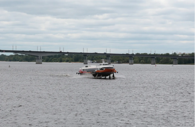 Вопрос пуска по речным маршрутам скоростных судов на подводных крыльях руководство Пермского края поднимало еще в 2023 году. Тогда была создана рабочая группа по водному транспорту, в которую включили представителей компаний-разработчиков скоростных судов: АО «ЦКБ по СПК им. Р. Е. Алексеева» и АО «НПП “Радар ММС”». Среди основных совместных проектов компаний — речные пассажирские суда на подводных крыльях «Валдай-45Р» и «Метеор-120Р».
На фото: судно на подводных крыльях «Метеор». Рейс Казань — Пермь, 2025 год
Фото: Коммерсантъ / Максим Кимерлинг