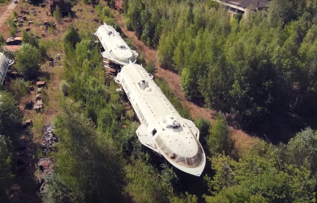 В июне 2024 года глава краевого минтранса Сергей Вешняков вновь заговорил о восстановлении судов проекта «Метеор», однако детали возможного проекта названы не были. В том же году суда «Метеор-220» и «Метеор-231» были переданы в краевую собственность для восстановления и дальнейшей эксплуатации. Они были возведены Зеленодольским судостроительным заводом им. Горького и прекратили эксплуатацию в 1990-х. На восстановление двух «Метеоров», двух дебаркадеров и «Восхода-50» могут потратить более 400 млн руб.
На фото: «Метеоры», подлежащие восстановлению, 2020-е годы
Фото: youtube.com