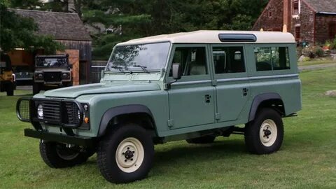 Land Rover Defender 1983 года.