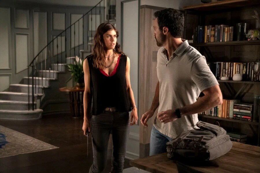 Кадр из сериала "Почему женщины убивают" (2019-2021)