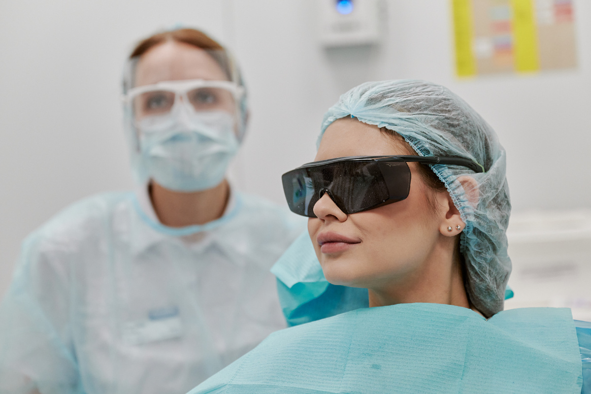 Для защиты глаз от кристаллов порошка пациент и врач надевают защитные очки