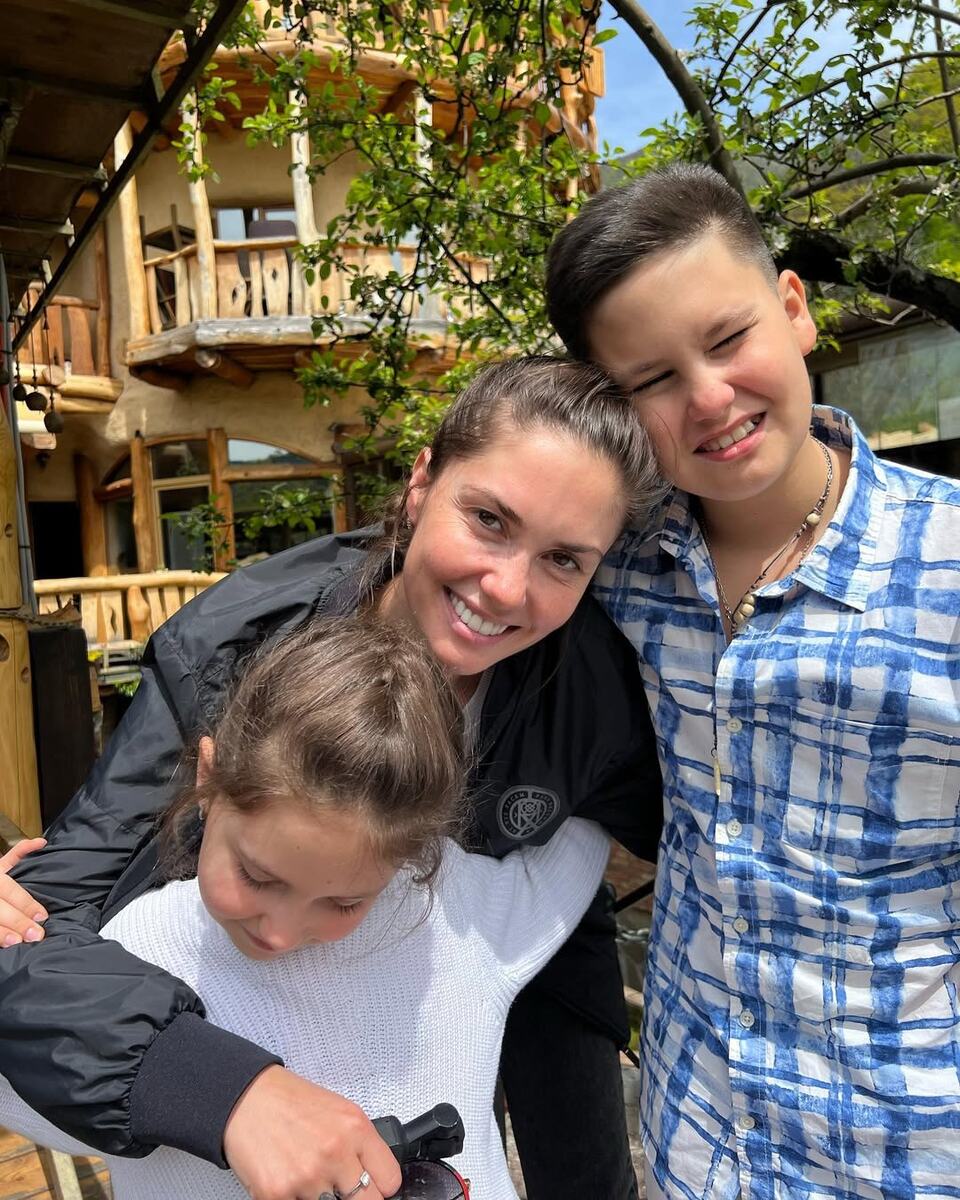 Агата Муцениеце с сыном и дочерью. Фото: соцсети/@agataagata