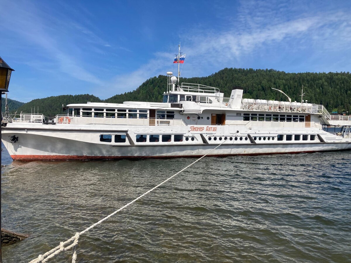 Теплоход Пионер Алтая