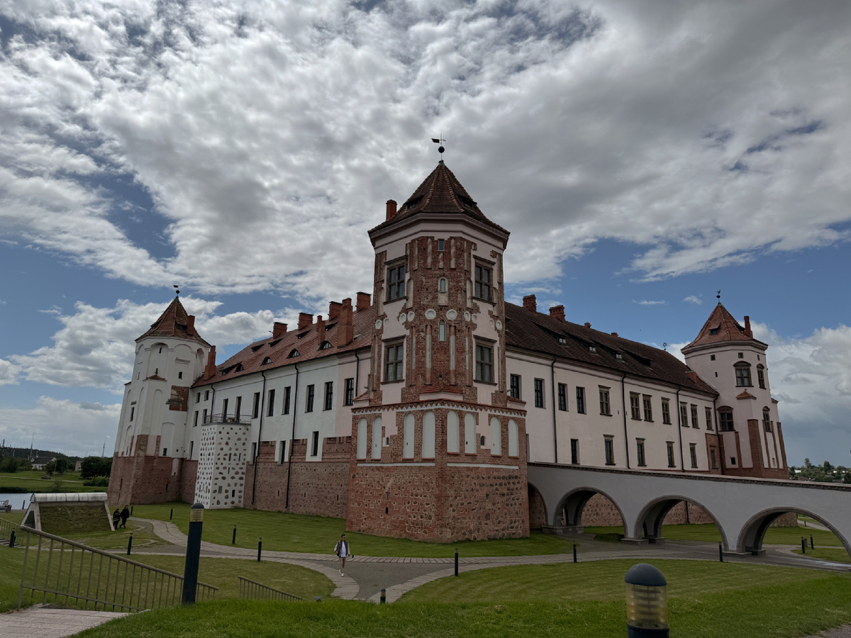 Задний двор Мирского замка