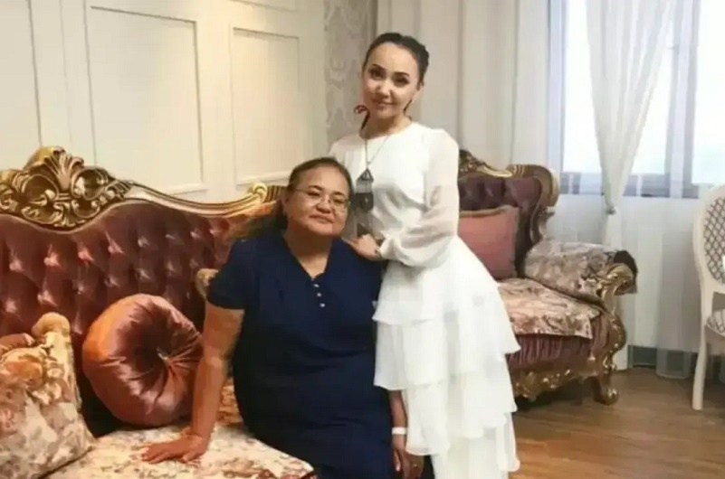 Перизат Кайрат с матерью. Фото из соцсетей