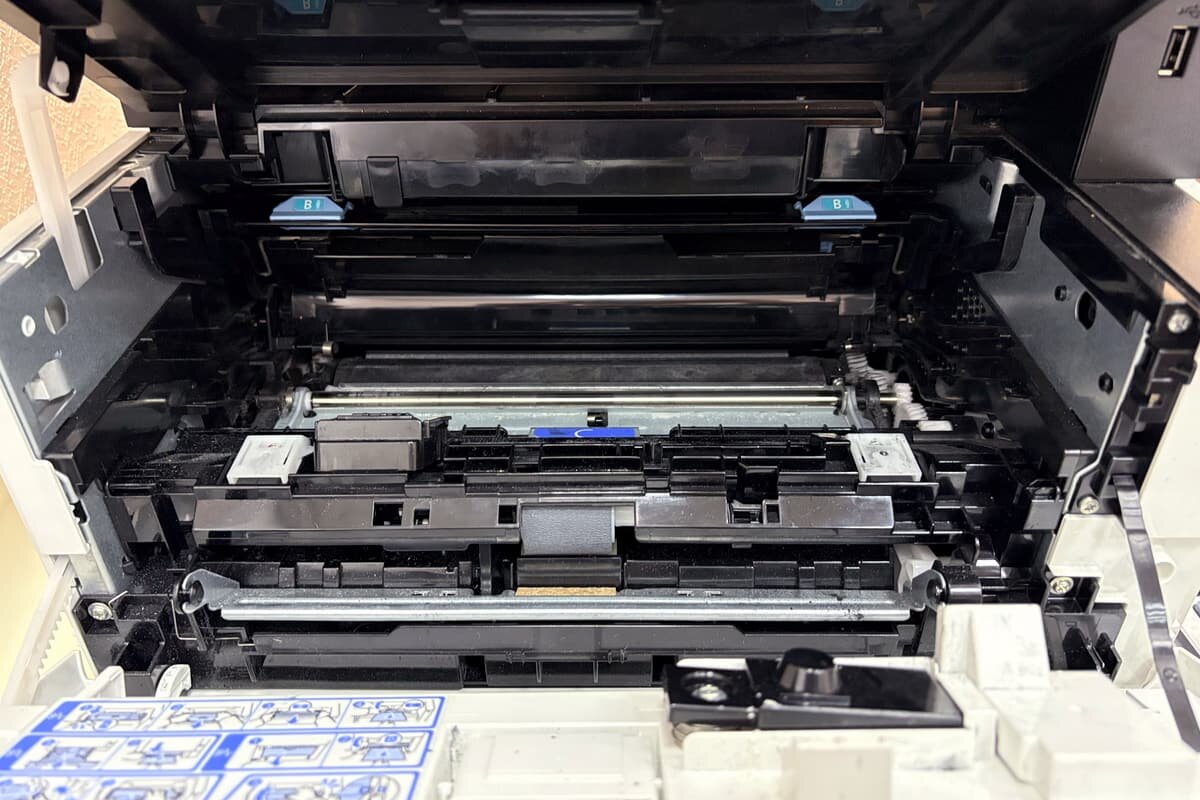 Достаньте блок фотоборабана и извлеките бункер драм-юнита с отработанным тонером (kyocera dk-1150)