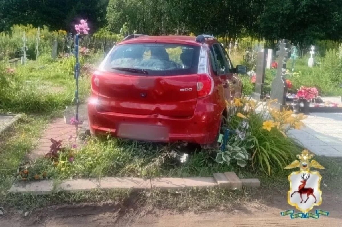    Пьяный водитель проехался по могилам на кладбище в Городецком округе