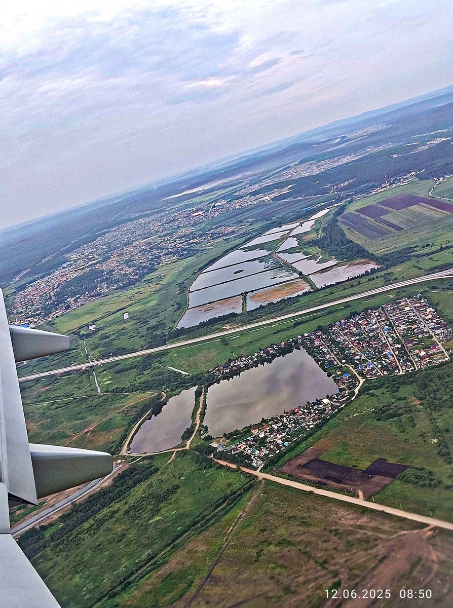 По дороге в Екатеринбург. Вид из самолёта. Посадка близко. Фотография автора, июнь 2025 года. 