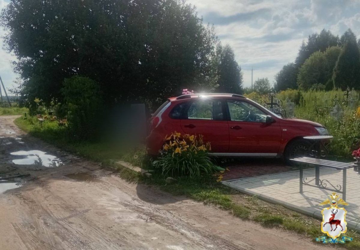    Женщина повредила несколько могил и памятников на кладбище в деревне Кудашиха