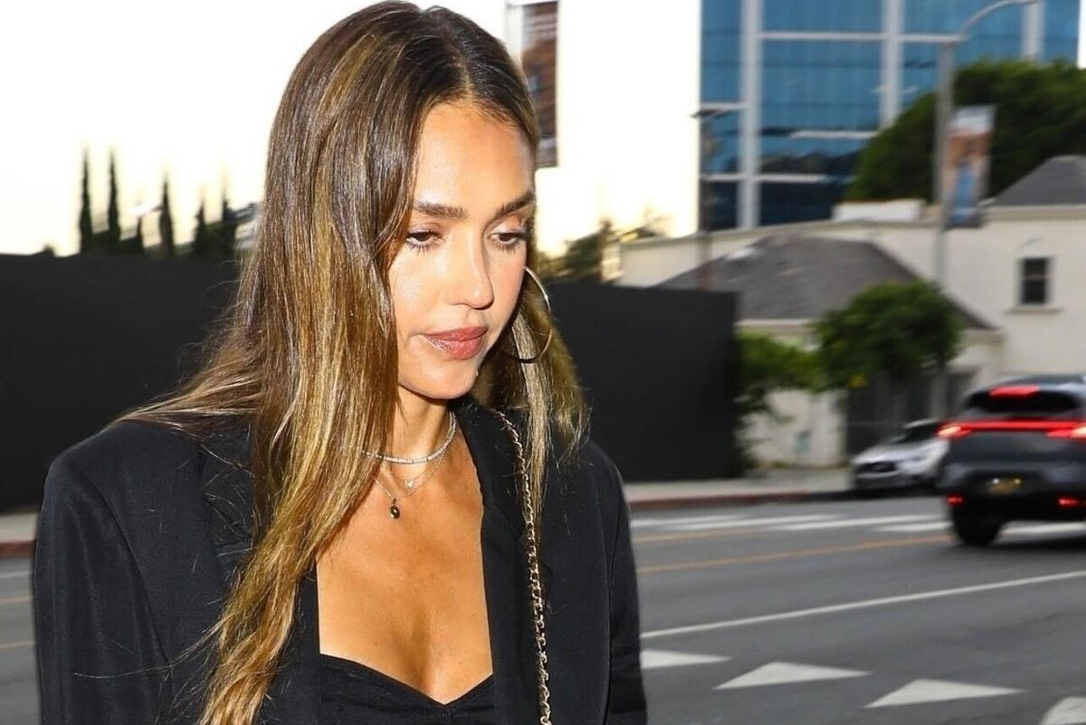    Джессику Альбу подловили на выходе из ресторана LEGION-MEDIA