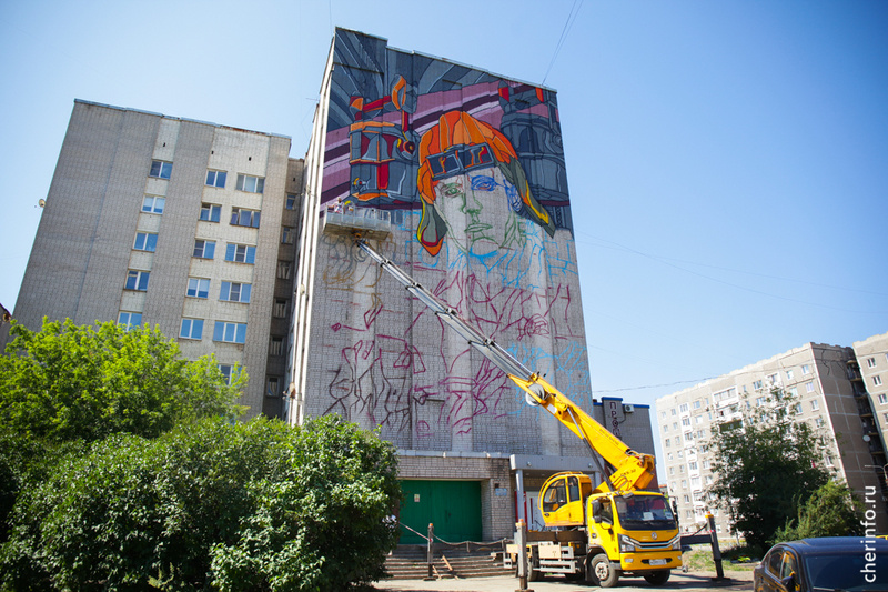   Мурал появится на фасаде дома № 15 на улице Маяковского. Над граффити работает художник из Новосибирска Андрей Лапин.