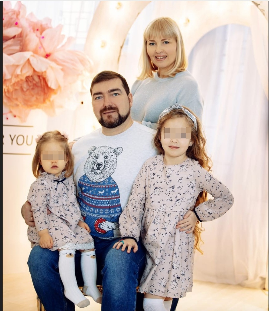 Анастасия и Виталий Бессмерные с дочками Машей и Дашей