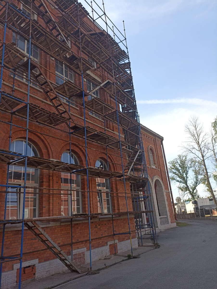 Само здание из красного кирпича, но есть три арки там где вход. Это нужно для красоты здания. 