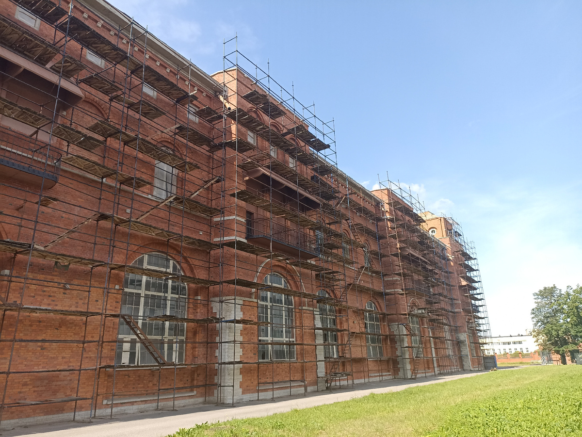 Вот такие большие окна нужны были для выхода вхрывной волны. В качестве декорации имеются выступы и украшения на углах