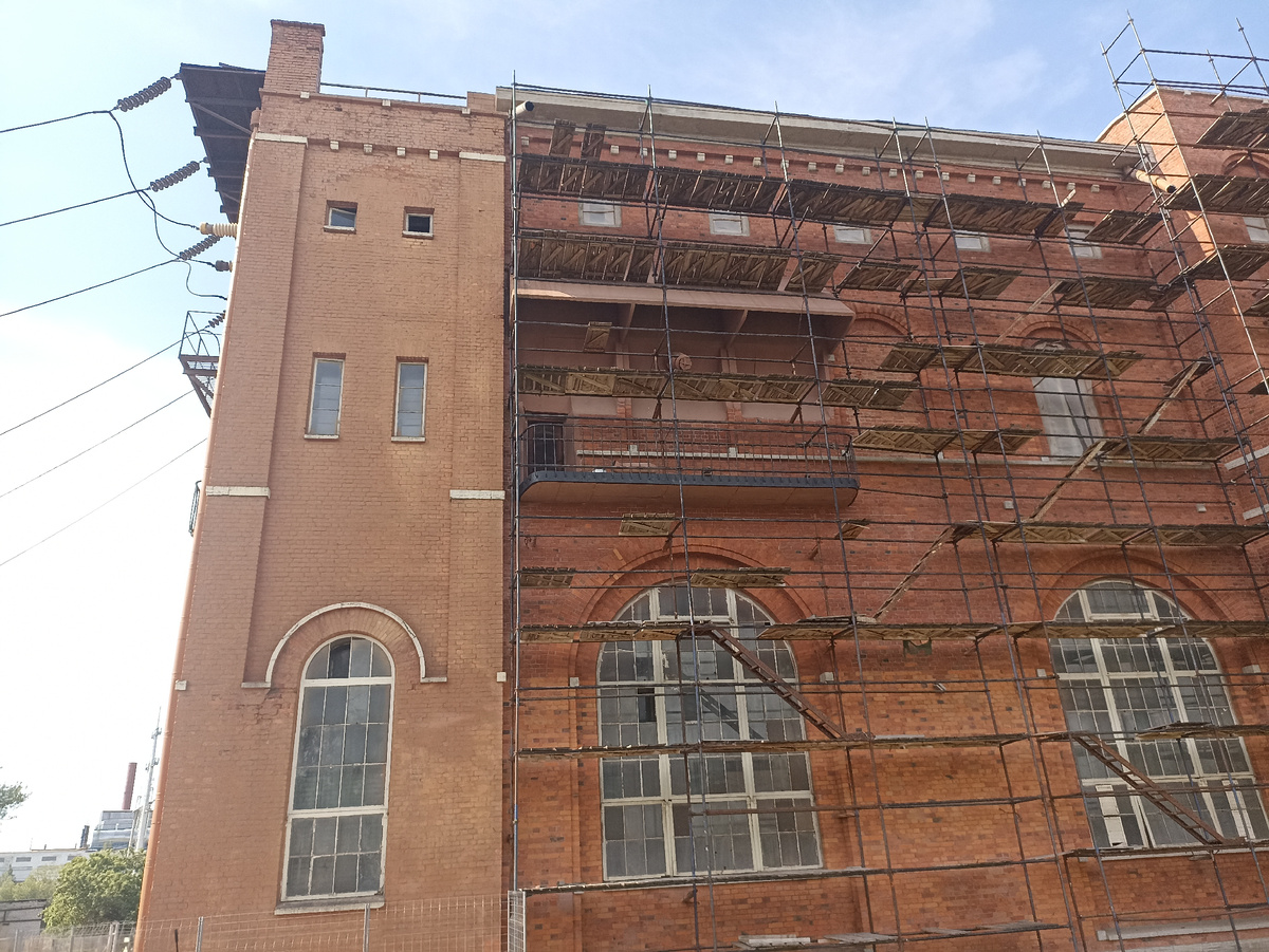 Одну стену отреставрировали. Другуб пока нет и видно контраст разницы