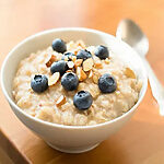 Вы, вероятно, слышали об овсянке. Этот элемент нашего утреннего меню не только полезен, но и невероятно вкусен. В нем содержится бета-глюкан, который помогает снизить уровень холестерина. И кто бы мог подумать, что такая простая каша может стать настоящим защитником сердца?