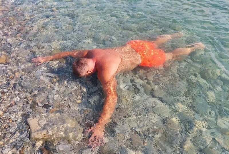 На пляже в Усть-Донецком районе погиб мужчина