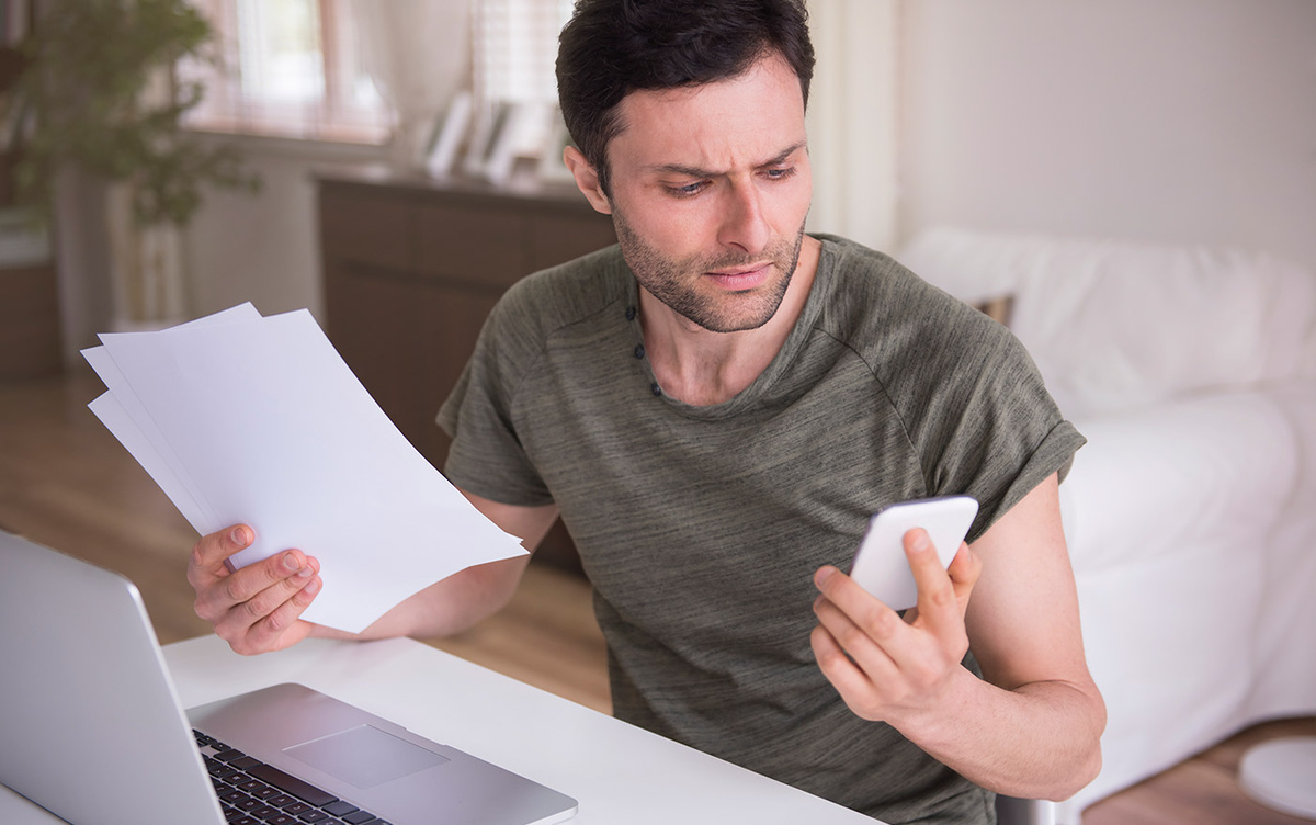 Какие многодетные семьи могут рассчитывать на льготы по оплате ЖКУ. Фото: gpointstudio на www.freepik.com/free-photo/young-man-working-home-with-his-laptop_12231798.htm