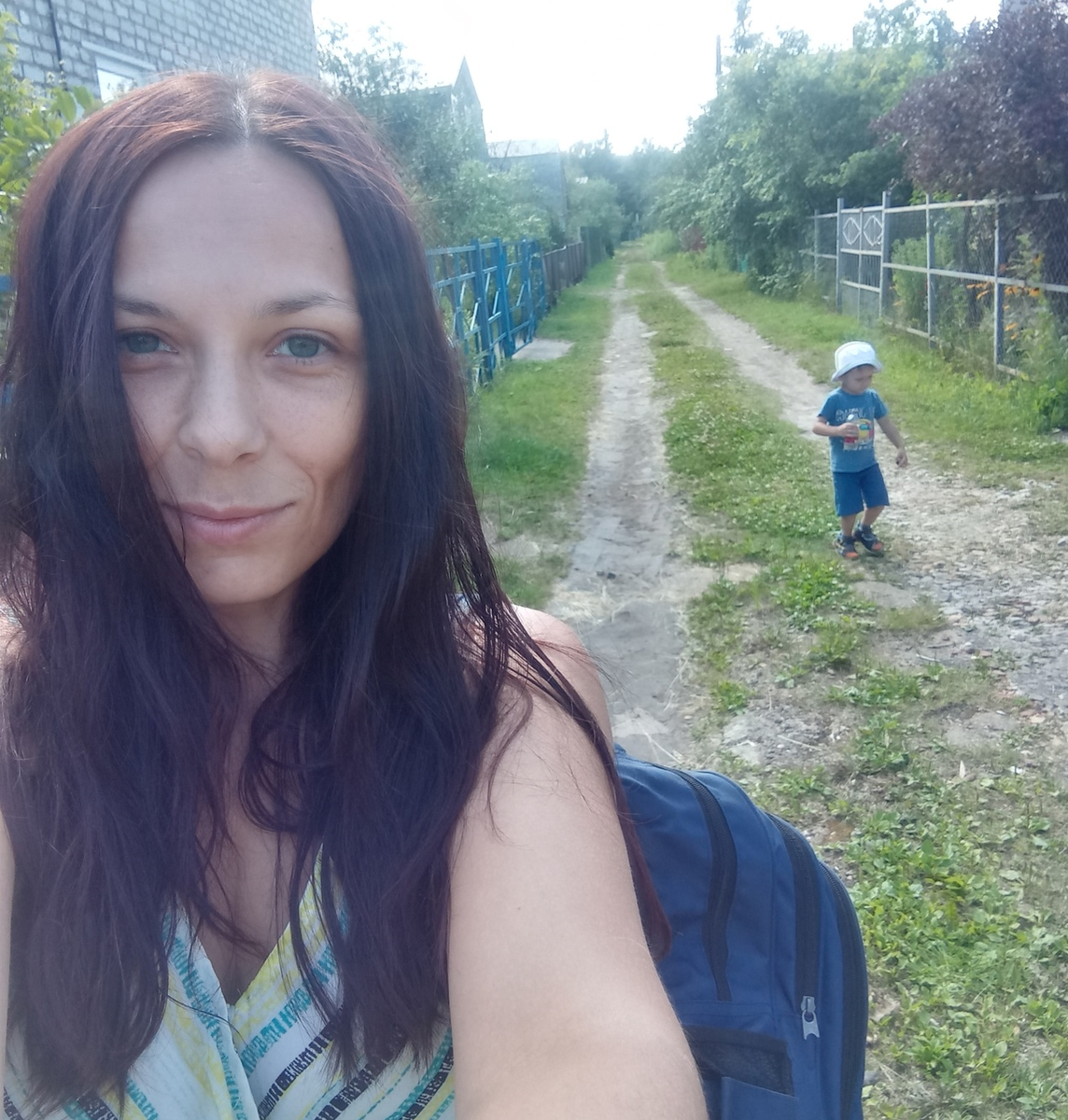 В садовом проулке в будний день, выдвинулись в сторону дома после купания на дачном озере. Наш сад прошли - не в кадре.