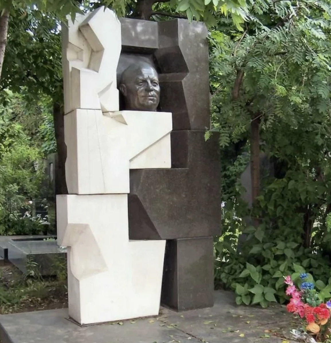 Символический чёрно-белый памятник на могиле Никиты Хрущёва. Скульптор Эрнст Неизвестный
