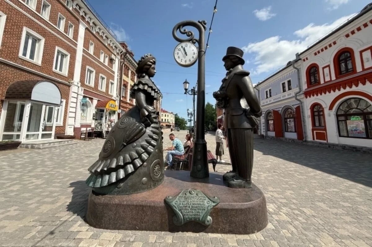    По улице Спасской не просто идут, а прогуливаются.