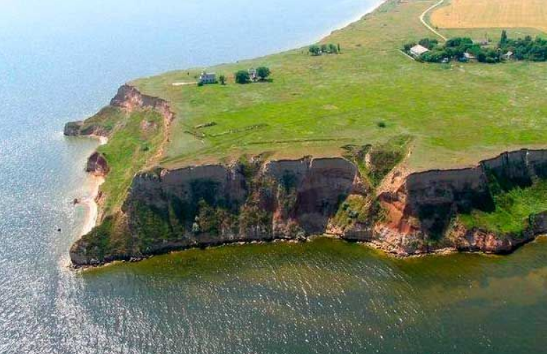 Мыс Аджияск в Николаевской области - пример типичного северного берега Чёрного моря сложенного из суглинистых почв