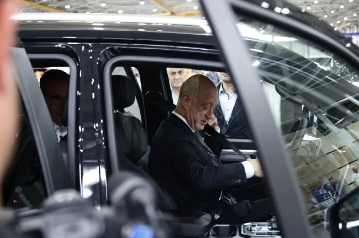    Зампред Госдумы Бабаков сел за руль нового пикапа на Ульяновском автозаводе