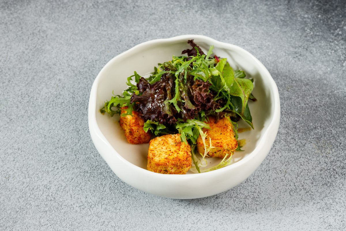 Микс зелени с хрустящим тофу и шичими тогараши