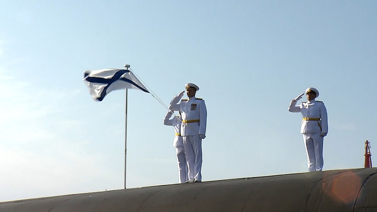 Церемония поднятия флага на атомном крейсере «Князь Пожарский». Фото: kremlin.ru