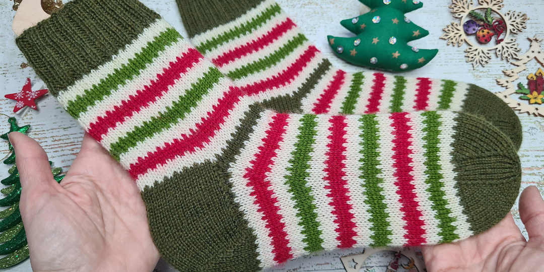 НОВОГОДНИЕ носки "Карамельки". Описание на 64 петли.