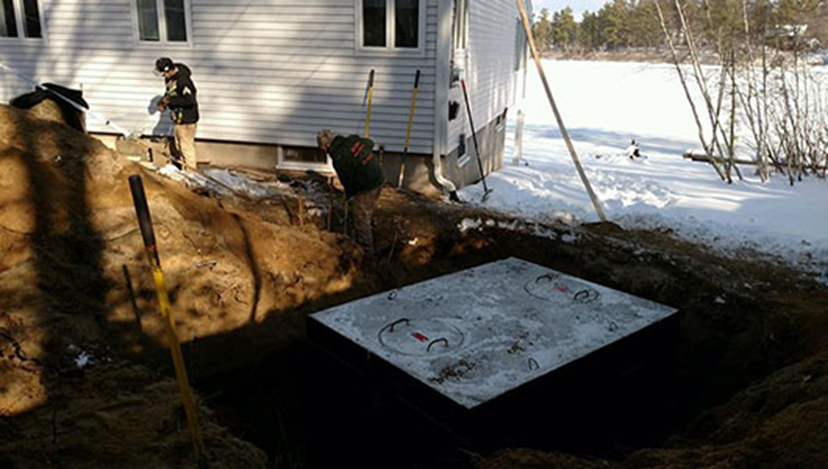 Фото 1.  Септик объёмом 1250 галлонов монтируется в зимнее время для дома с тремя спальнями.  Фото из сайта подрядчика.