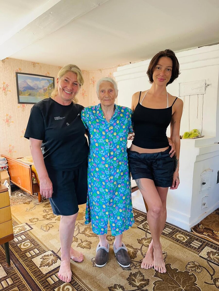    Настя Ивлеева с мамой и 90-летней родственницей. Фото: Инстаграм* @agentmam