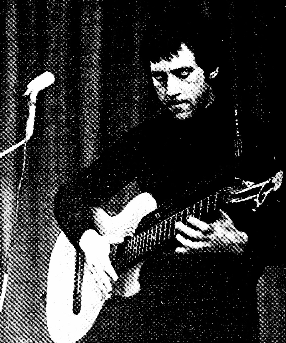 Владимир Высоцкий выступает в Доме культуры завода «Красный богатырь» 28 ноября 1976 года.
Фото Е. Миткевича и В. Чубукова.