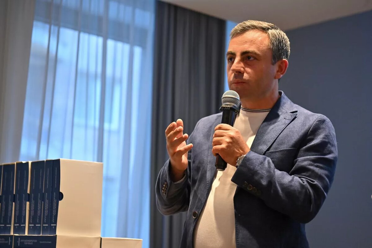 Ишхан Сагателян на презентации двухтомника депутата НС, члена АРФД Артура Хачатряна "Арцахские переговоры" (25 июля 2025). Еревaн © Sputnik / Aram Nersesyan