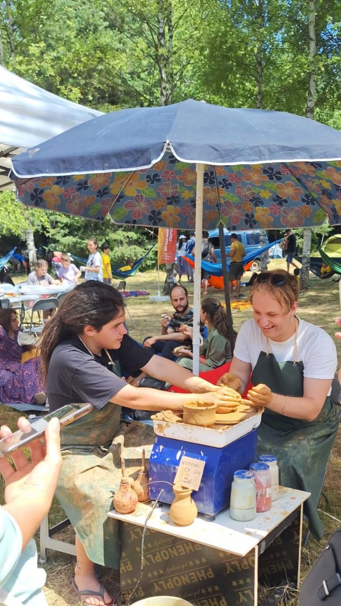 Очередной творец корявеньких кувшинчиков, зато с удовольствием.