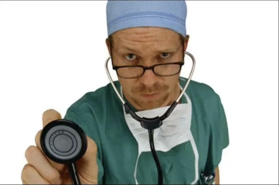 Парадокс! Бесплатная медицина у нас начинается с платных бахил. А платная медицина - с бесплатных бахил.