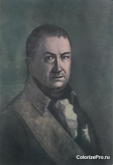 Полковник Нащокин (Нащёкин) Воин (Доримедонт) Васильевич (1 (12) августа 1742 — 29 ноября (11 декабря) 1806) - командир Вологодского пехотного полка (с 1790 года - 2-й по счёту Астраханский гренадерский полк - будущий 12-й гренадерский Астраханский Императора Александра III полк) с 1767 года по 21.04.1773 года. 6 марта 1769 года Вологодский пехотный полк под его командованием занял Азов в ходе Русско-турецкой войны 1768 - 1774 годов. Вологодский пехотный полк был вызван из Москвы и включён в состав отряда генерал-поручика Ф.П. Вернеса (2-я армия генерал-аншефа Румянцева Петра Александровича). Изображение колоризованное. Во́ин Васи́льевич Нащо́кин (Нащёкин[1]), (1 (12) августа 1742 — 29 ноября (11 декабря) 1806[2]) — крестник императрицы Елизаветы Петровны и императора Петра III, генерал-лейтенант. Старший сын Василия Александровича Нащокина. Настоящее имя Воина Васильевича — Доримедонт, но отец его Василий Александрович велел звать его Воином. Крещён в придворной церкви Анненгофского дворца. Восприемницей его была сама императрица Елизавета Петровна с племянником её герцогом Голштинским, будущим императором Петром III. При крещении они пожаловали крестнику 500 рублей. Записан в капралы Измайловского полка, на 7-м году жизни в 1749 году. Произведён в прапорщики и получая постепенно чины пожалован в капитаны 1 января 1764 года. Выпущен в армию 30 декабря 1765 года в чине полковника и стал командиром Козловского пехотного полка, а потом Вологодского пехотного полка. С полком находился в Азовском походе (1769), при взятии Бендер (1770), в Крыму при завоевании Кафы (1771). Произведён в генерал-майоры 21 апреля 1773 года[3]. Награждён орденом Святой Анны и чином генерал-поручика 5 мая 1779 года, в 1796 году переименован в генерал-лейтенанты. Находился при войсках в Малороссии (1793). Оставил службу в 1796 году. Ссылка: https://ru.wikipedia.org/wiki/Нащокин,_Воин_Васильевич