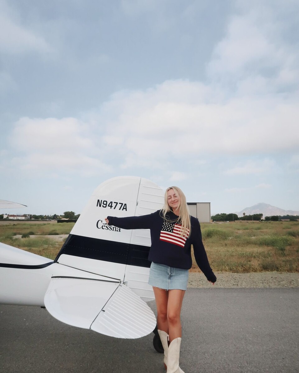 Учи эти слова, чтобы ты смог прокатить эту американочку на этом самолетике. Источник: https://i.pinimg.com/1200x/b5/d2/b4/b5d2b4c9b3665a987af20840f108a1f8.jpg.