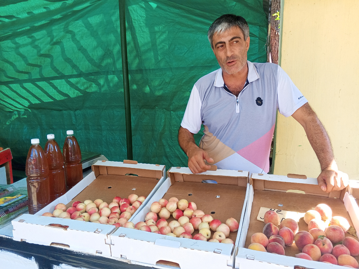 Руслан убеждает меня, чтобы я попробовала его лысый персик 🍑