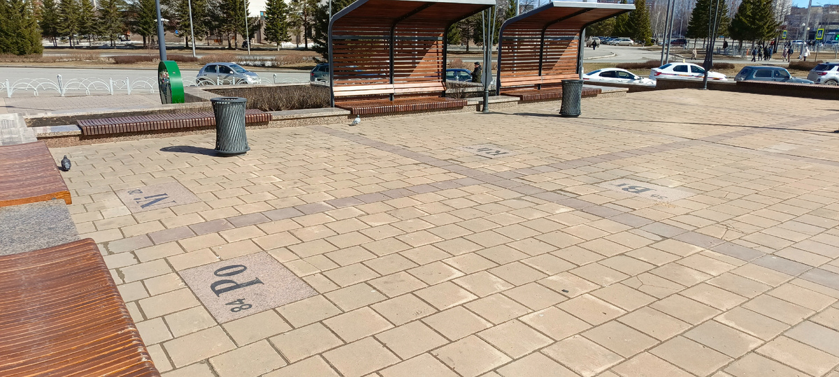 В Тобольске перед тороговым центром площадь выложена как таблица. Всю ее сфотографировать невозможно. 