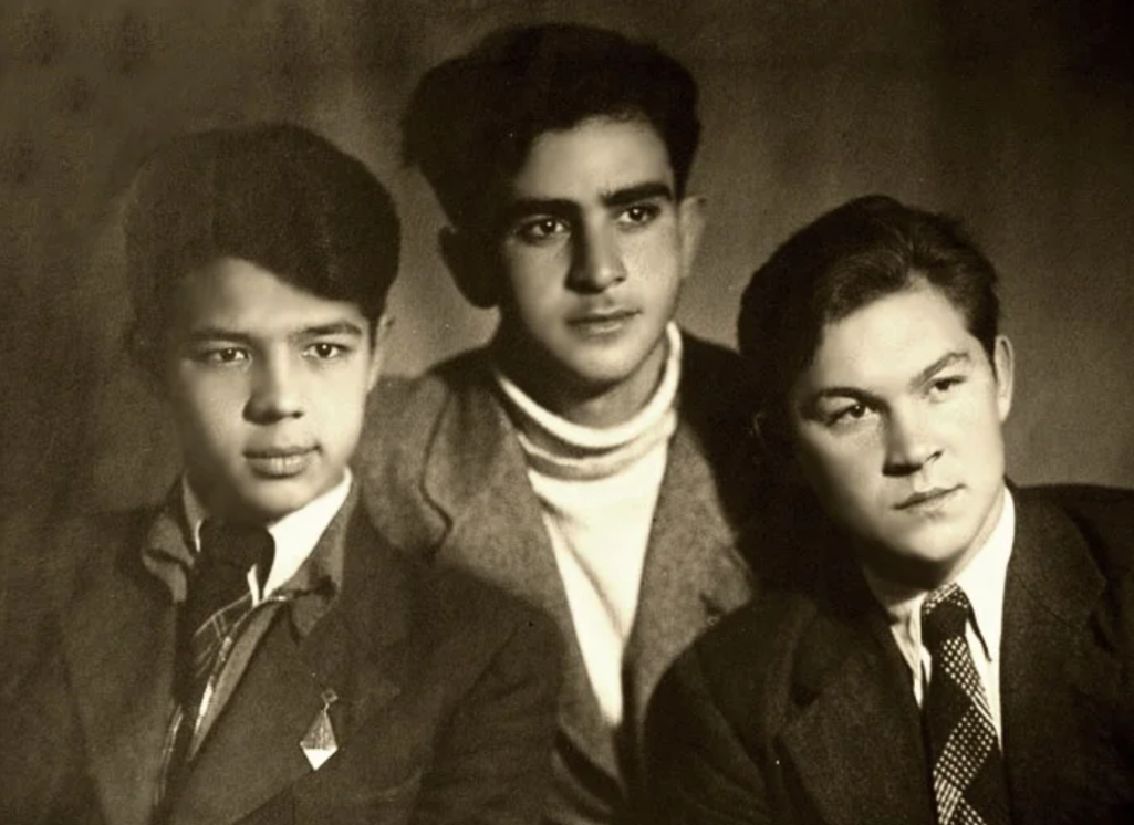 Раднэр в юности (слева)